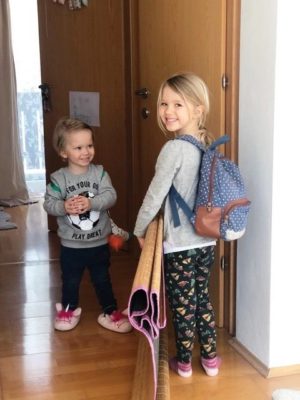 Annika und Emil im „zuhause-Kindergarten“ am Weg zum Turnen